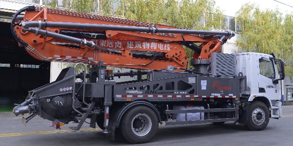 小身材大方量，32米泵車五節(jié)臂架，和大泵車一樣的動(dòng)力