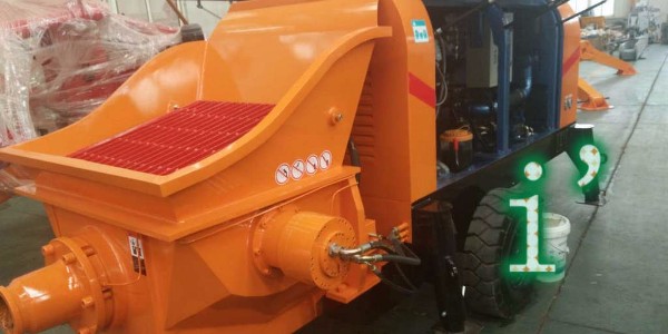 混凝土泵運(yùn)轉(zhuǎn)時(shí)，在料斗內(nèi)添加水和水泥砂漿的目的是什么？