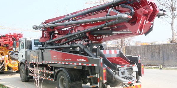 泵車應(yīng)隨時監(jiān)視各種儀表和指示燈